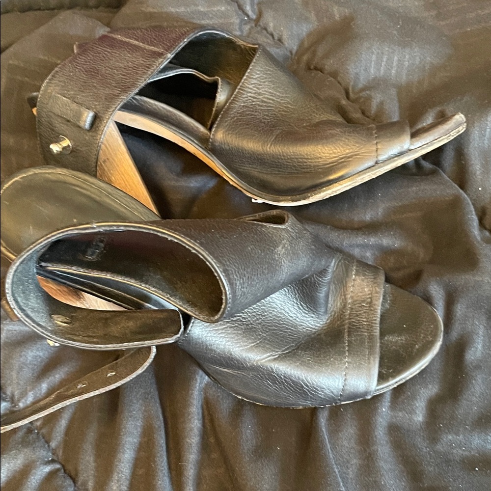 Vince Women's Black Leather Sandals